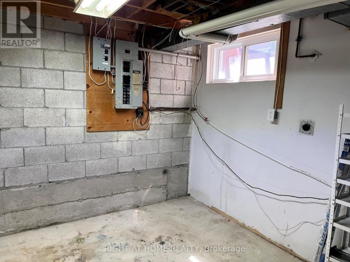 70 CARISBROOKE COURT, Brampton (Central Park), Ontario, L6S3K1