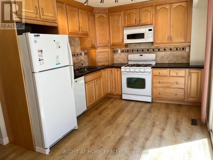 70 CARISBROOKE COURT, Brampton (Central Park), Ontario, L6S3K1