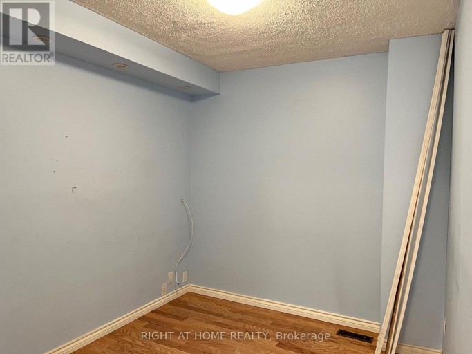 70 CARISBROOKE COURT, Brampton (Central Park), Ontario, L6S3K1