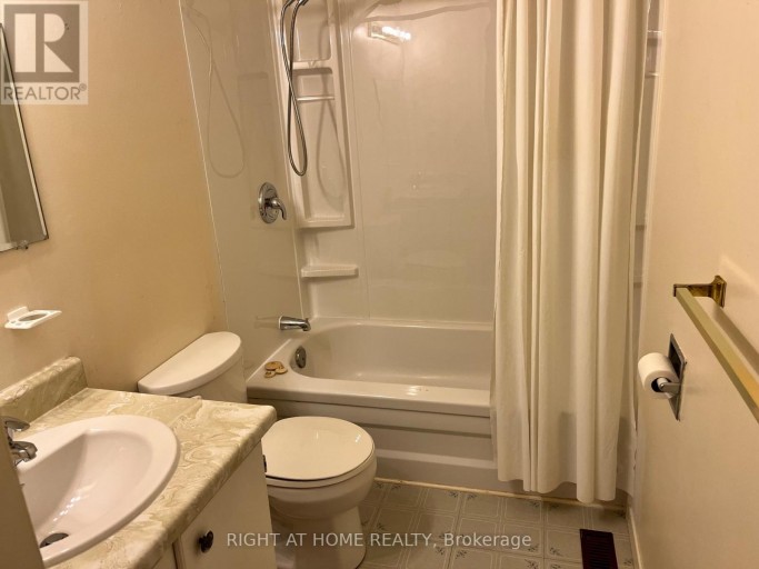 70 CARISBROOKE COURT, Brampton (Central Park), Ontario, L6S3K1