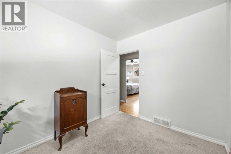 30 Gateway Drive SW, Calgary, Alberta, T3E4J7