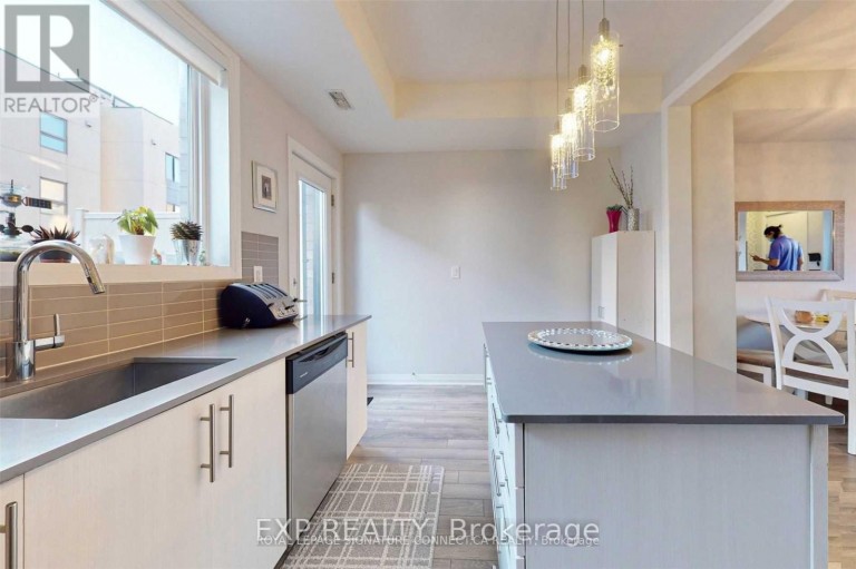 16 CAROLINE CARPENTER GROVE, Toronto (Downsview-Roding-CFB), Ontario, M3K0B1