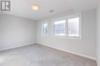 16 CAROLINE CARPENTER GROVE Toronto (Downsview-Roding-CFB) Ontario photo 2