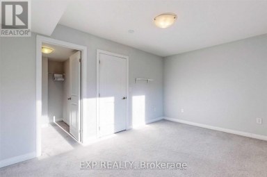 16 CAROLINE CARPENTER GROVE Toronto (Downsview-Roding-CFB) Ontario photo 4