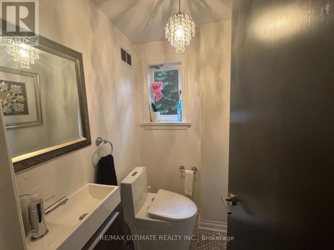 10 NOEL AVENUE, Toronto (Leaside), Ontario, M4G1B3