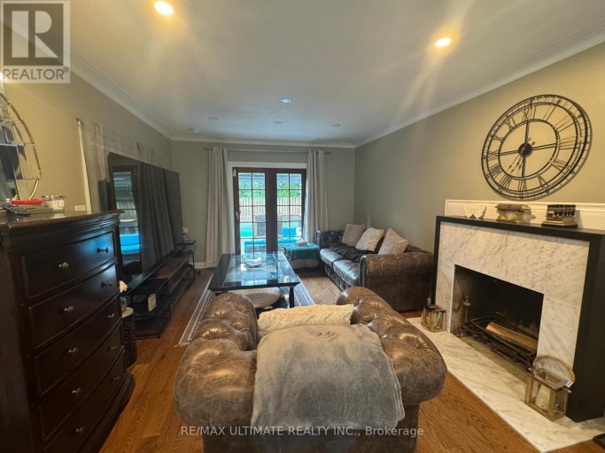 10 NOEL AVENUE, Toronto (Leaside), Ontario, M4G1B3