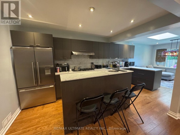 10 NOEL AVENUE, Toronto (Leaside), Ontario, M4G1B3