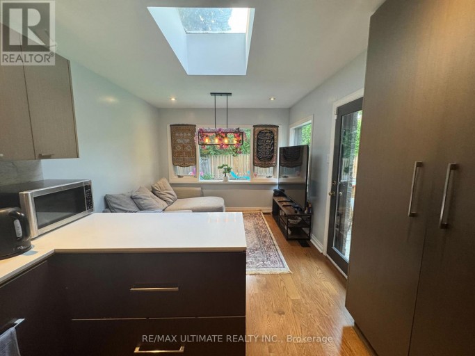 10 NOEL AVENUE, Toronto (Leaside), Ontario, M4G1B3