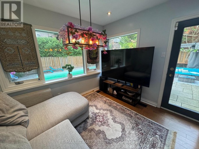 10 NOEL AVENUE, Toronto (Leaside), Ontario, M4G1B3