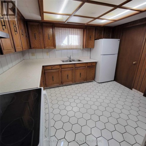 LOWER - 17 PAMILLE PLACE, Toronto (Brookhaven-Amesbury), Ontario, M6M3A9