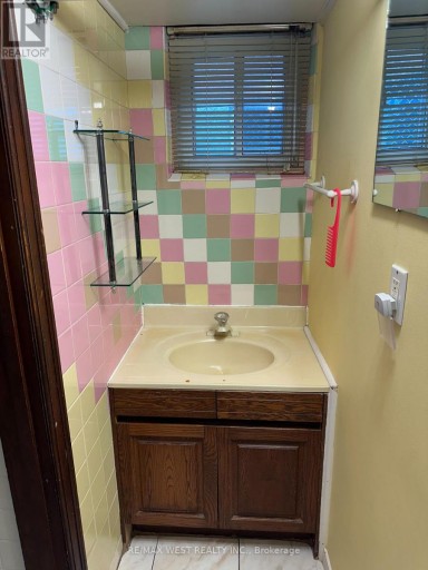 LOWER - 28 SNIDER AVENUE, Toronto (Briar Hill-Belgravia), Ontario, M6E4R9