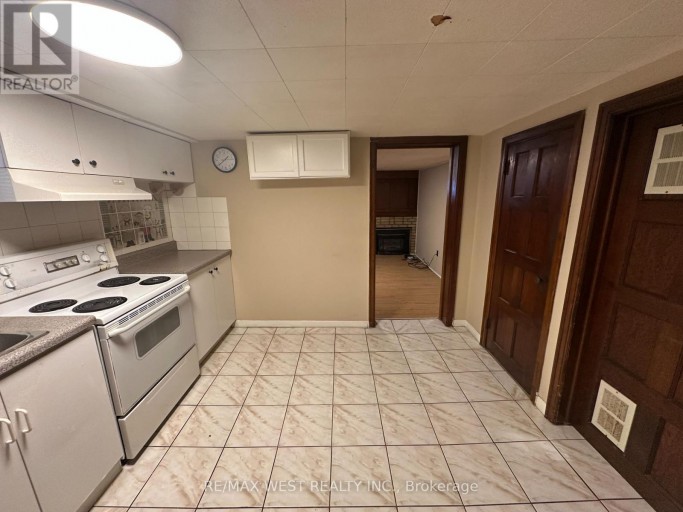 LOWER - 28 SNIDER AVENUE, Toronto (Briar Hill-Belgravia), Ontario, M6E4R9