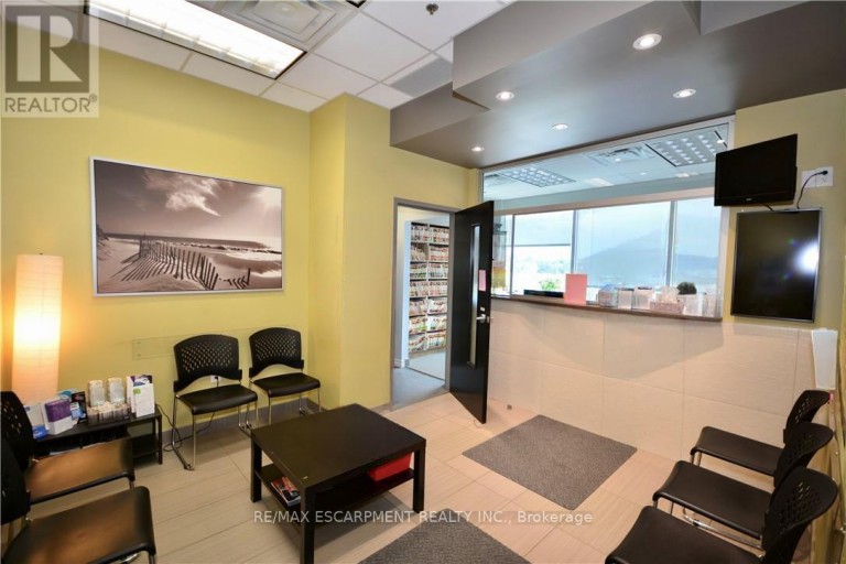 204 - 325 WINTERBERRY DRIVE, Hamilton (Stoney Creek), Ontario, L8J0B6