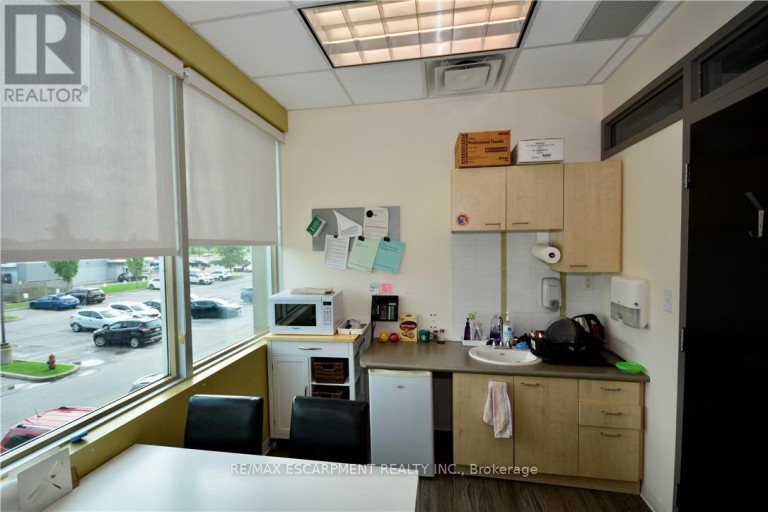 204 - 325 WINTERBERRY DRIVE, Hamilton (Stoney Creek), Ontario, L8J0B6