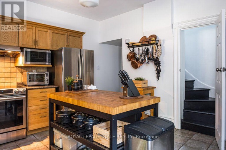 122 EAST AVENUE S, Hamilton (Stinson), Ontario, L8N2T7