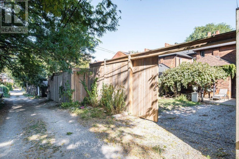 122 EAST AVENUE S, Hamilton (Stinson), Ontario, L8N2T7