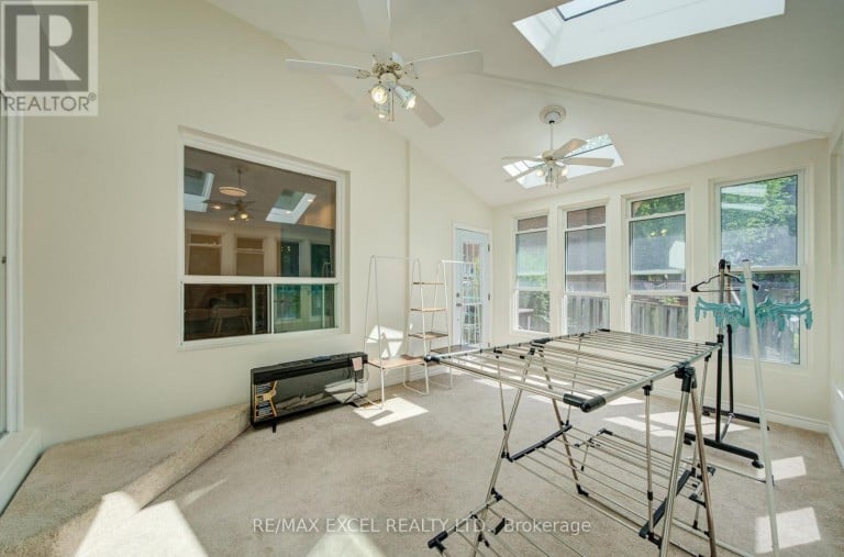 104 LAMBETH COURT, Newmarket (Gorham-College Manor), Ontario, L3Y6S1