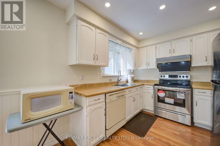 104 LAMBETH COURT, Newmarket (Gorham-College Manor), Ontario, L3Y6S1