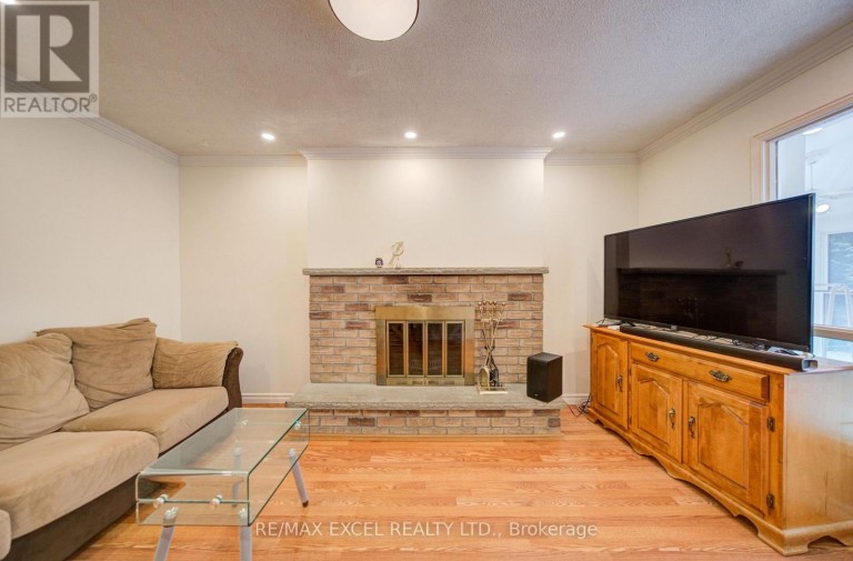 104 LAMBETH COURT, Newmarket (Gorham-College Manor), Ontario, L3Y6S1