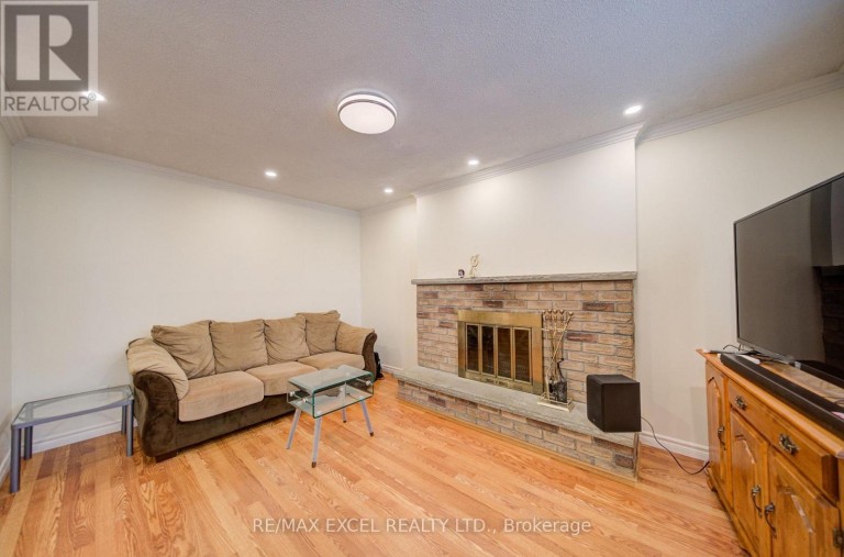104 LAMBETH COURT, Newmarket (Gorham-College Manor), Ontario, L3Y6S1