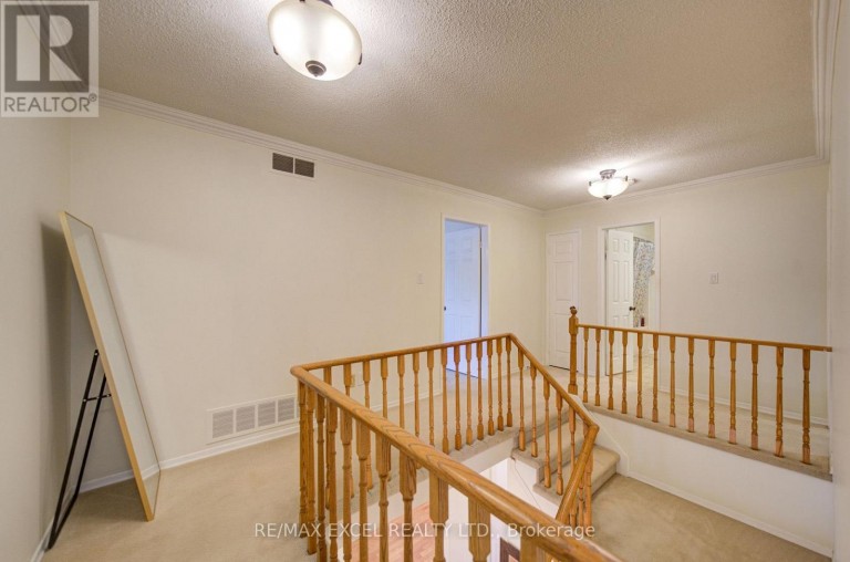 104 LAMBETH COURT, Newmarket (Gorham-College Manor), Ontario, L3Y6S1