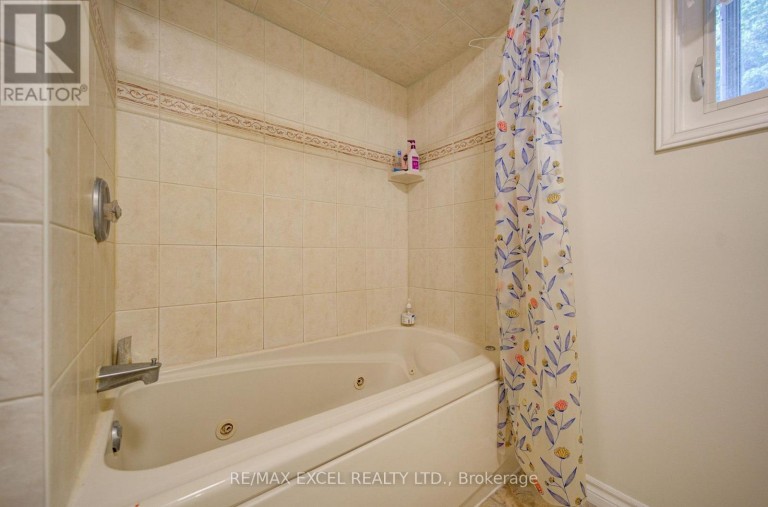 104 LAMBETH COURT, Newmarket (Gorham-College Manor), Ontario, L3Y6S1