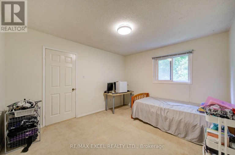 104 LAMBETH COURT, Newmarket (Gorham-College Manor), Ontario, L3Y6S1