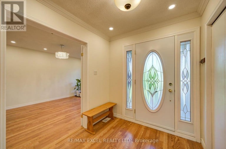 104 LAMBETH COURT, Newmarket (Gorham-College Manor), Ontario, L3Y6S1