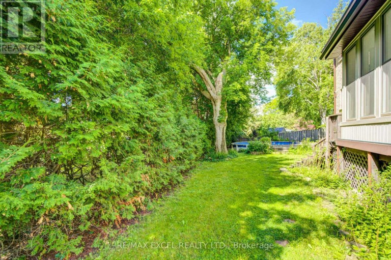 104 LAMBETH COURT, Newmarket (Gorham-College Manor), Ontario, L3Y6S1