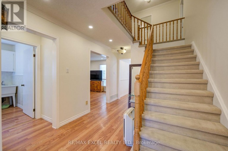 104 LAMBETH COURT, Newmarket (Gorham-College Manor), Ontario, L3Y6S1