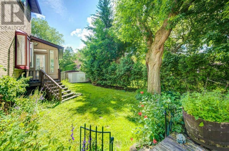 104 LAMBETH COURT, Newmarket (Gorham-College Manor), Ontario, L3Y6S1