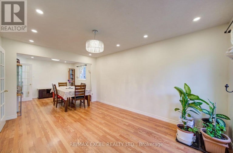 104 LAMBETH COURT, Newmarket (Gorham-College Manor), Ontario, L3Y6S1