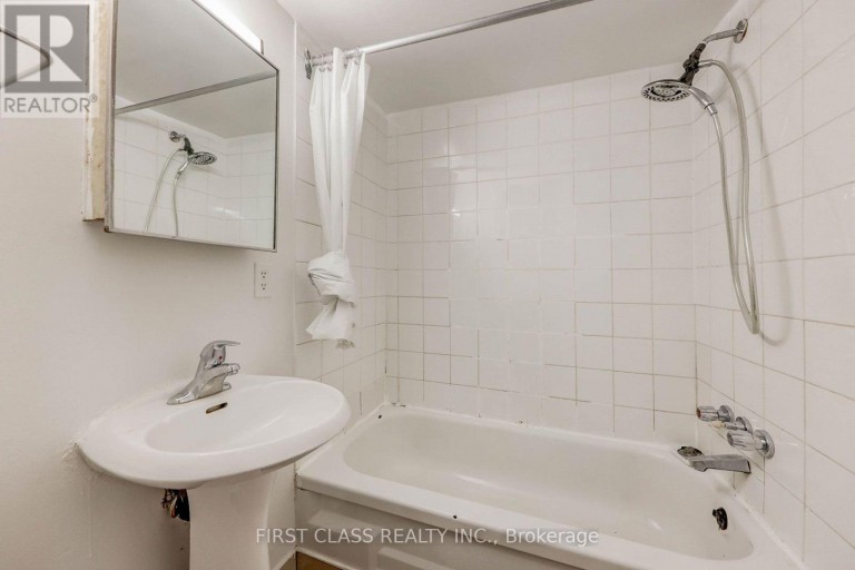 BASEMENT - 214 LINDEN AVENUE, Toronto (Kennedy Park), Ontario, M1K3H8
