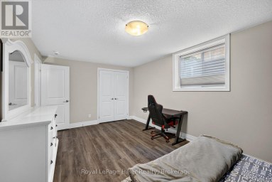 15 ROBERTSON DRIVE Stratford Ontario photo 41