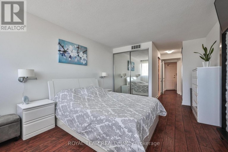 2004 - 1333 BLOOR STREET, Mississauga (Applewood), Ontario, L4Y3T6