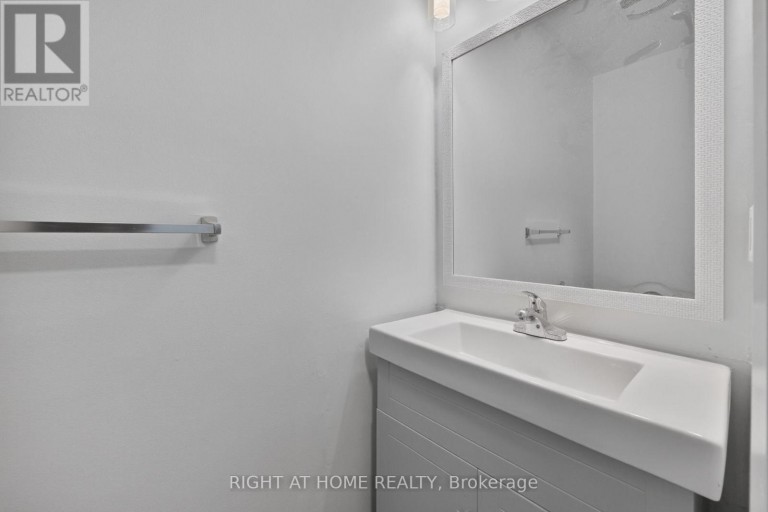 5 - 2605 WOODCHESTER DRIVE, Mississauga (Sheridan), Ontario, L5K2E3