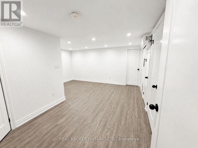 1127 MAIN STREET E, Hamilton (Crown Point), Ontario, L8M1P2