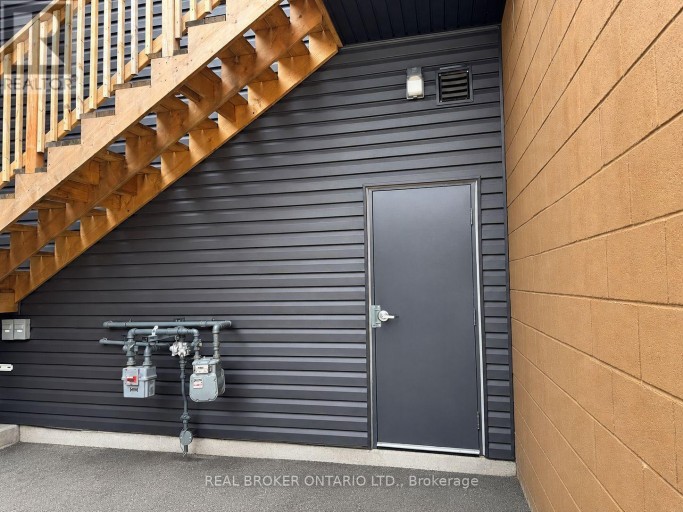 1127 MAIN STREET E, Hamilton (Crown Point), Ontario, L8M1P2