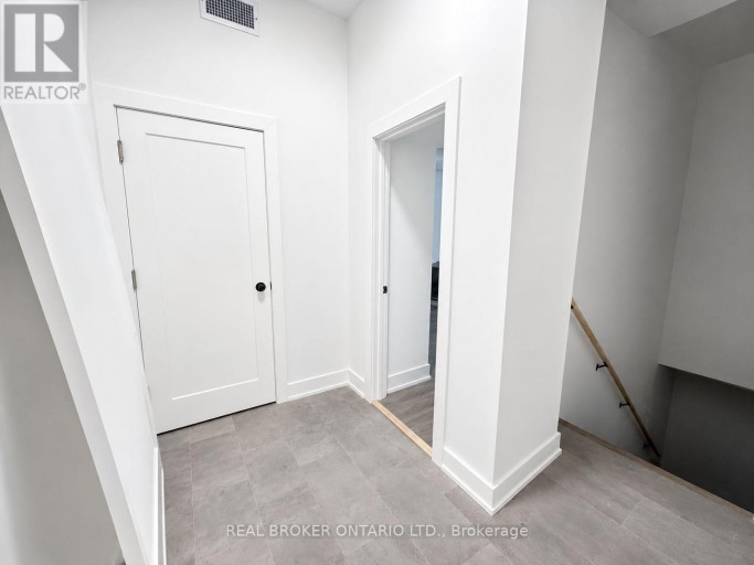 1127 MAIN STREET E, Hamilton (Crown Point), Ontario, L8M1P2