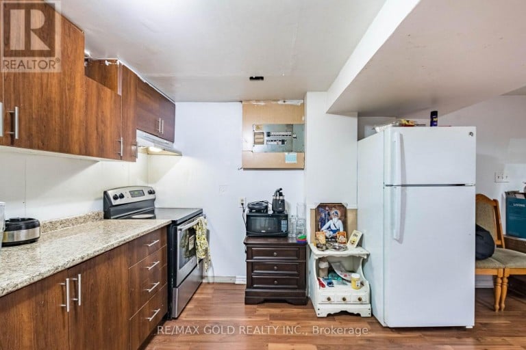 10 ELMSTEAD COURT, Brampton (Fletcher's Creek South), Ontario, L6Y4B9