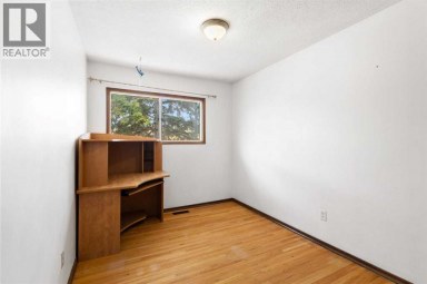 6008 DALGETTY Drive NW Calgary Alberta photo 17