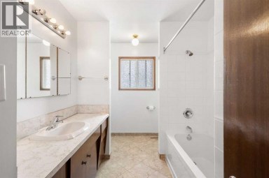 6008 DALGETTY Drive NW Calgary Alberta photo 21