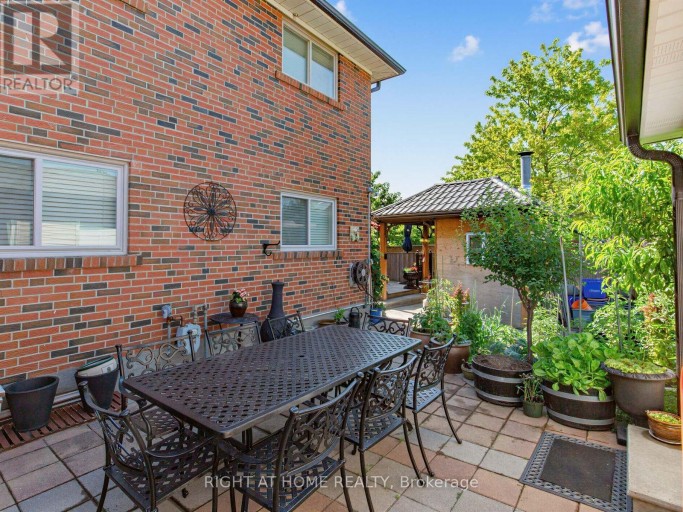 2 GRENADINE COURT, Toronto (Humber Summit), Ontario, M9L2H6