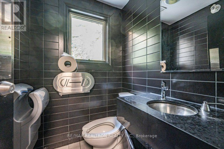 321 LAKESHORE ROAD E, Oakville (OO Old Oakville), Ontario, L6J1J4