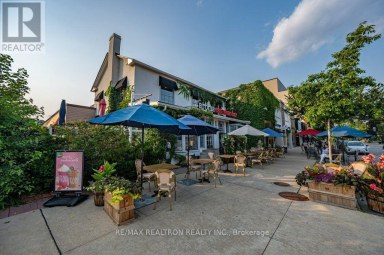 321 LAKESHORE ROAD E Oakville (OO Old Oakville) Ontario photo 2