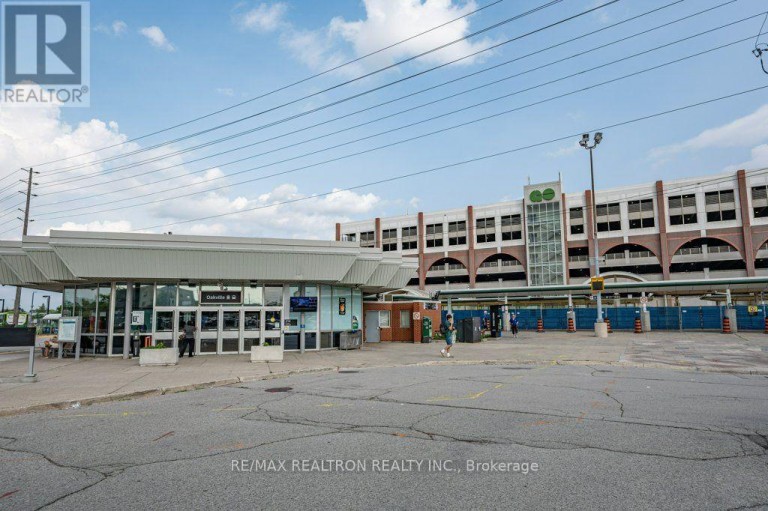 321 LAKESHORE ROAD E, Oakville (OO Old Oakville), Ontario, L6J1J4
