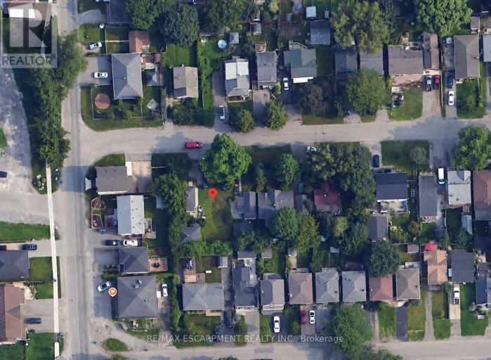 4 GRANDVIEW DRIVE, St. Catharines (Port Weller), Ontario, L2M1A8