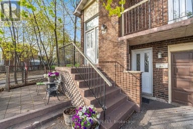 30 THORSBY COURT Brampton (Brampton North) Ontario photo 2