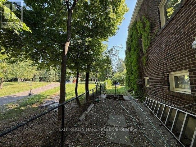 30 THORSBY COURT, Brampton (Brampton North), Ontario, L6V3T9