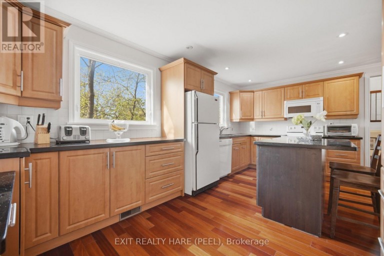 30 THORSBY COURT, Brampton (Brampton North), Ontario, L6V3T9